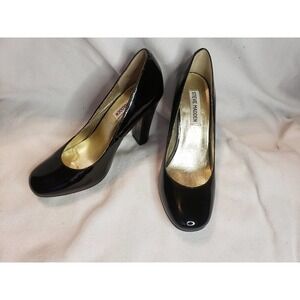 Steve Madden 7 1/2 black patent round toed pumps. 4" heel